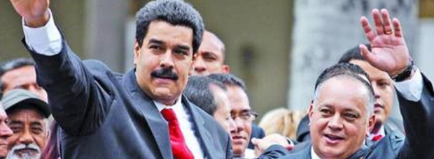 Nicolás Maduro parece señalarle el camino a Diosdado Cabello, titular de la Asamblea Legislativa / Foto: archivo www.turello.com.ar