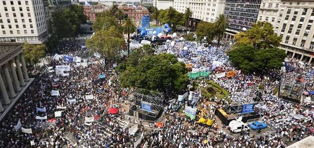 Imponente marcha docente en Plaza de Mayo | Foto: lanacion.com.ar