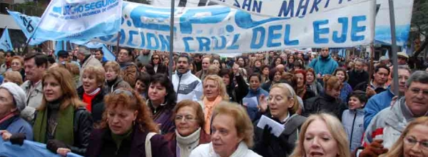 Gremios marchan pidiendo la inconstitucionalidad de la Ley 10.078 de reforma previsional / Foto: UEPC.