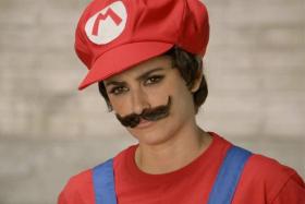 Penélope Cruz, con bigote en el nuevo anuncio de Nintendo / Foto: Hola.com Méjico.