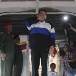 El presidente venezolano, Hugo Chávez, llegó a Cuba para someterse a su cuarta cirugía por el cáncer que padece desde 2011 y prometió volver pronto, tras haber admitido que su enfermedad podría adelantar el fin de su era de 14 años al frente del país petrolero. En la imagen, Hugo Chávez se despide antes de partir a Cuba en Caracas, el 10 de diciembre de 2012. REUTERS/Miraflores Palace/Handout