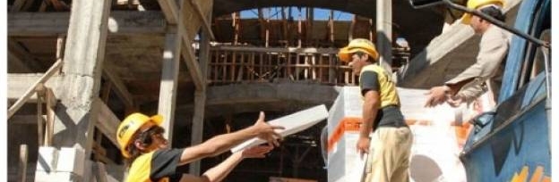 El trabajo se mantiene a buen ritmo en la construcción por la finalización de obras; en otros sectores cayó el número de empleados / Foto: archivo www.turello.com.ar
