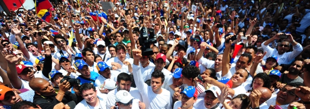 Puño en alto, Leopoldo López se presenta para ser detenido en Venezuela / Crédito: www.lapatilla.com