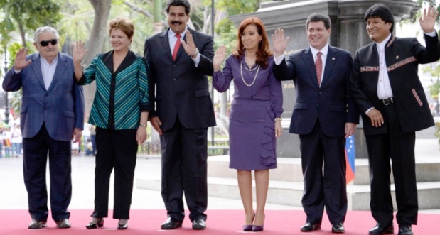 Los presidentes de Uruguay, Brasil, Venezuela, Argentina y Paraguay frente al monumento a Bolívar en Venezuela | Foto: www.infobae.com