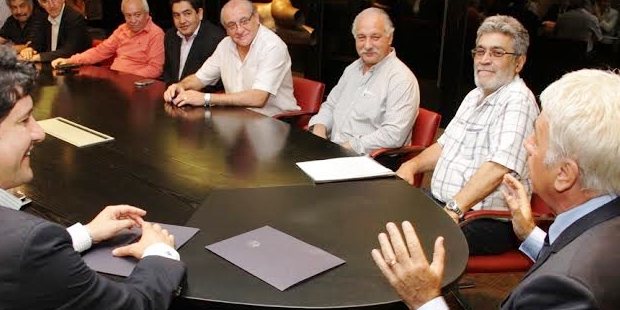De la Sota habla. Escuchan Brito, ministro de Trabajo, y los gremialistas Pihen y Monserrat | Foto: prensa.cba.gov.ar