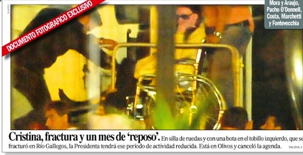 Tapa del diario Perfil, que muestra la llegada de la Presidenta desde Río Gallegos, con una bolsa de hielo sobre su tobillo izquierdo | Foto exclusiva de Diario Perfil 