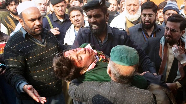 Un militar llora la muerte de su hijo en la escuela atacada por los fundamentalistas islámicos | Foto: www.infobae.com