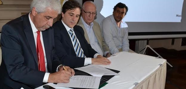 Maidana (Banco de Córdoba) firma el acuerdo, ante la mirada de Llaryora y Brasca (Cámara de Supermercados) | Foto: prensa.cba.gov.ar