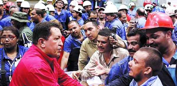 Chávez, en tiempos de su mayor popularidad, saluda a un grupo de obreros | Foto: Clarin.com