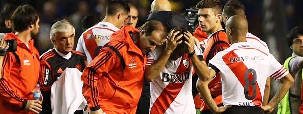 Los jugadores de River, con Ponzio al centro, quedan afectados por la explosión de gas pimienta | Foto: canchallena.lanacion.com.ar