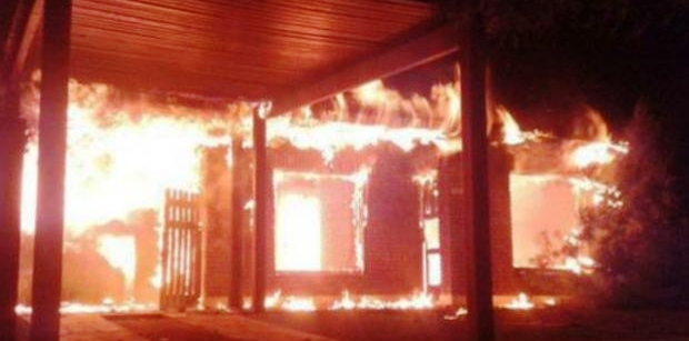 Varios edificios públicos fueron incendiados en Monte Hermoso. También fue atacada la casa del abuelo del supuesto asesino. El anciano falleció | Foto: lavoz.com.ar