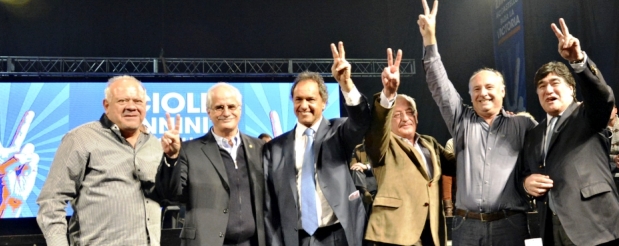 Cacho, Taiana, Scioli, Fellner, Accastello y Zannini saludan a la multitud en Forja | Foto: infonews.com