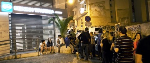 Colas, anoche, en Grecia para retirar dinero de los cajeros automáticos. El gobierno dispuso un corralito | Foto: infobae.com