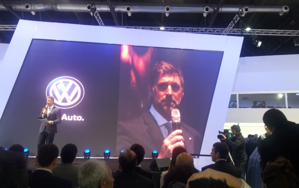 Horacio Cabak moderando la presentación de Volkswagen.