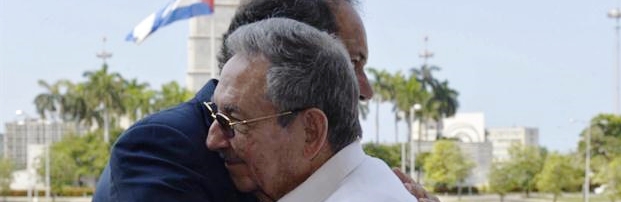 Scioli se abraza con Raúl Castro en La Habana. El presidente cubano le prometió venir a su asunción si gana la elección presidenical | Foto: lanacion.com.ar