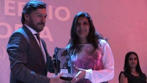 Horacio Busso, titular de la Cámara de Comercio, entrega uno de los premios | Foto: camcordoba.com.ar