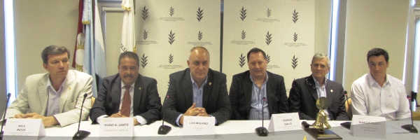 Luis Macario (al centro) encabeza ahora la Bolsa de Cereales de Córdoba. "El país va a estallar en el buen sentido", dijo.