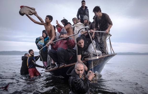 Un grupo de refugiados turcos llega a la isla de Lesbos, en Grecia. Ahí, comenzaba otro drama | Foto: Sergey Ponomarev para The New York Times
