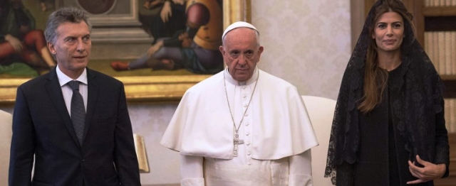 Macri con el Papa y su esposa, Juliana Awada. La frialdad del trato sorprendió a los argentinos | Foto: infobae.com