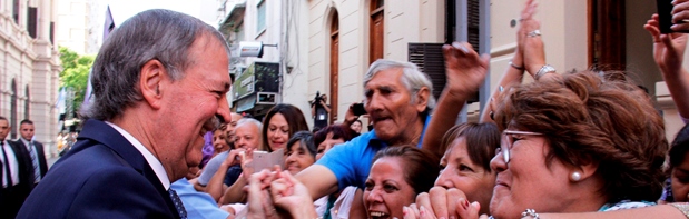 En una Legislatura muy custodiada, Schiaretti saluda a militantes de su partido | Foto: prensa.cba.gov.ar 