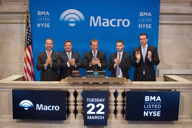 Campana de inicio en NYSE por autoridades de Banco Macro, encabezadas por Jorge Pablo Brito, junto a Federico Carballo, Alejandro Macfarlane, y Jorge Scarinci. | Foto: prensa Macro