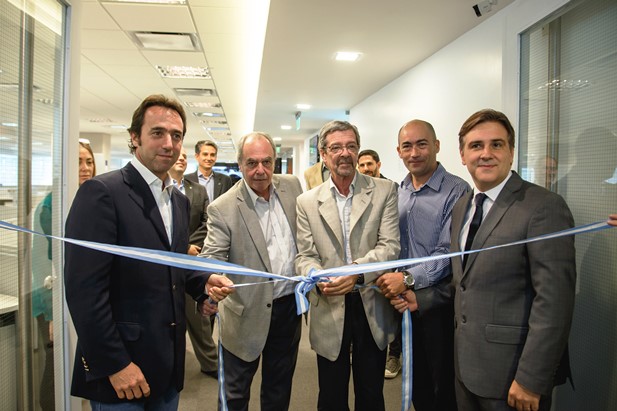 Corte de cinta. Marcos Galperín, CEO de Mercado Libre, junto a los ministros Ricardo Sosa, Roberto Avalle y el vicegobernador, Martin Llaryora.