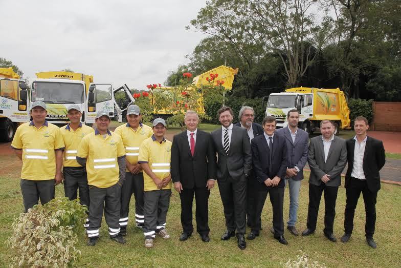 Trabajadores de COTRECO junto a Horacio Busso (CEO) y autoridades de las ciudades paraguayas: Capiatá, Luque, Lambaré e Itaguá. De fondo la nueva flota de camiones para la recolección de basura.