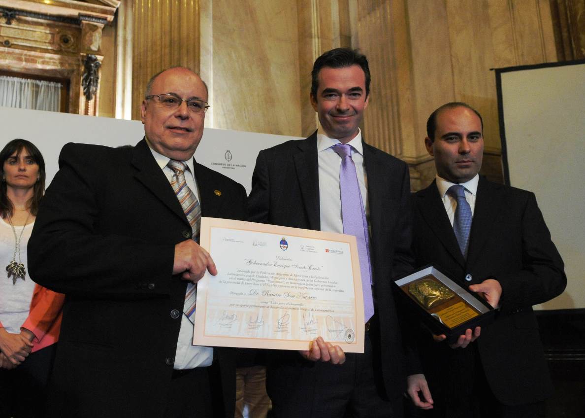 Ramiro Sosa Navarro recibiendo la distinción en el Salón Azul de la Cámara Alta | Foto: Bancor.