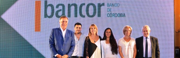 Daniel Tillard y Alejandra Torres (primera y tercera desde la izquierda) encabezaron la entrega de microcréditos a emprendedores | Foto: Bancor