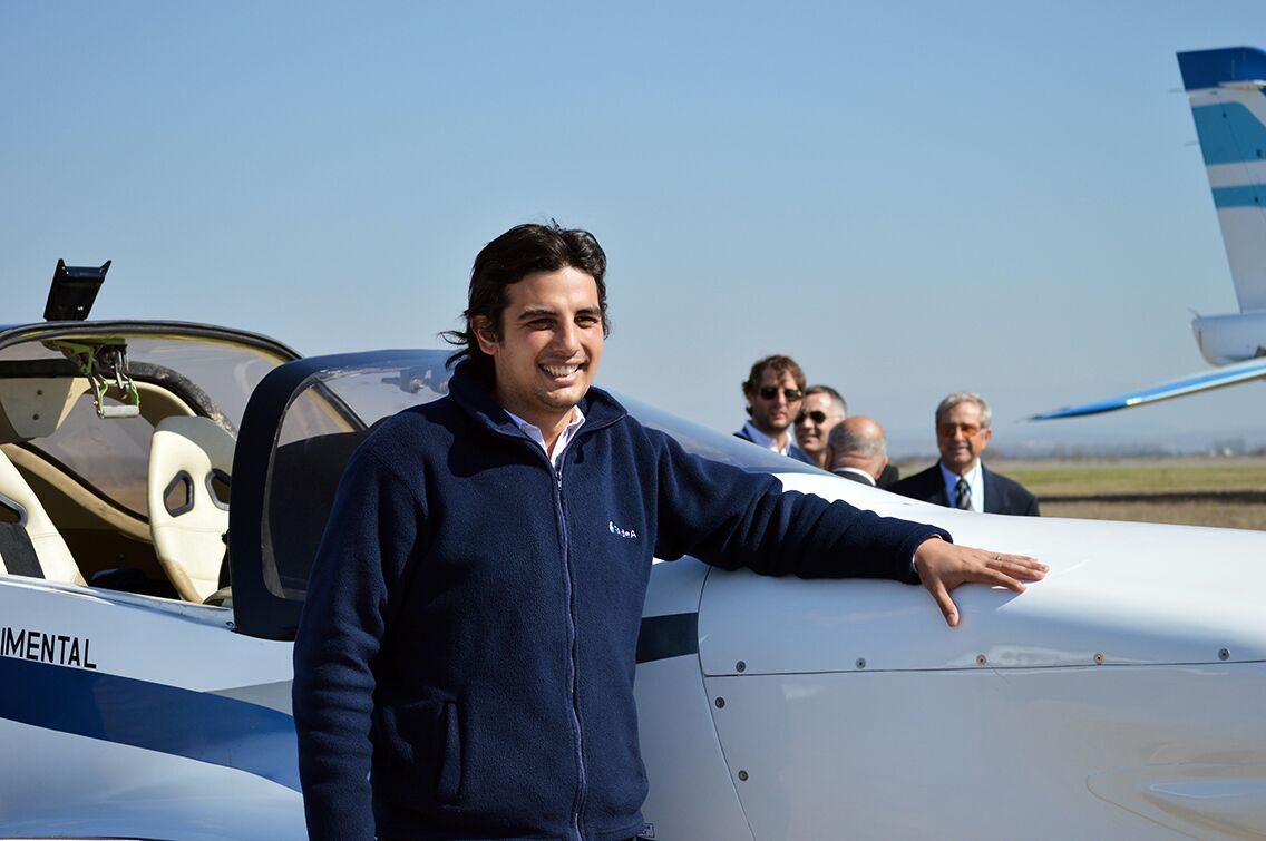 Juan Vidal junto al avión IA-100 en la Escuela de Aviación Militar (Córdoba) | Foto: FAdeA.