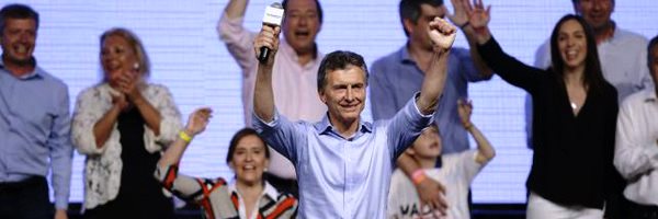 Macri, junto a los aliados de Cambiemos, festeja el triunfo en la elección. Hoy, el clima cambió | Foto: archivo Turello.com.ar