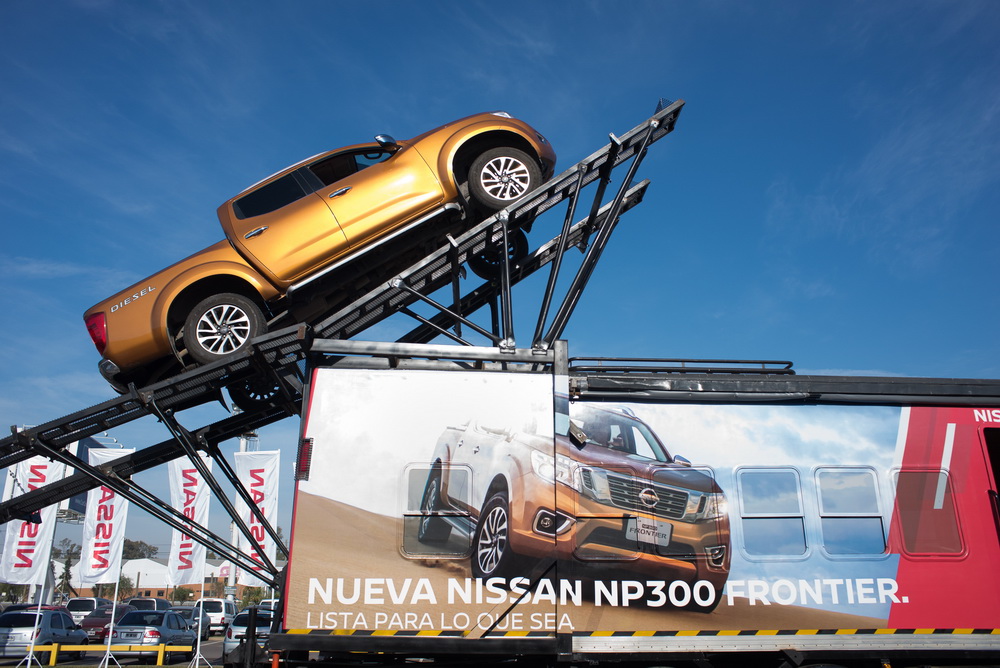 La pick up Nissan NP300 Frontier haciendo una prueba de tracción sobre la rampa del camión | Foto: prensa Nissan.