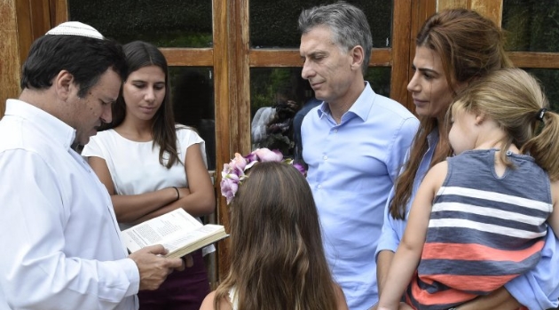 Enero de 2016 | Marcelo Polakoff reza junto a Mauricio Macri, Juliana Awada y las hijas de Alberto Nisman / Foto: Presidencia de la Nación.