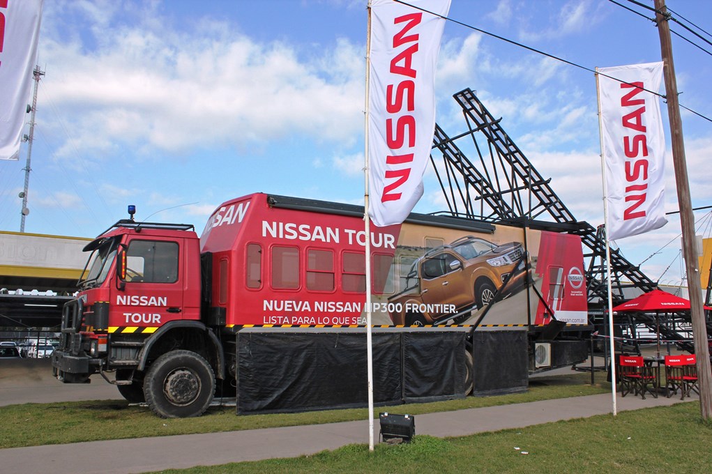 El camión con rampa utilizado en el Nissan Tour para una de las pruebas de la NP300 Frontier | Foto: prensa Nissan.