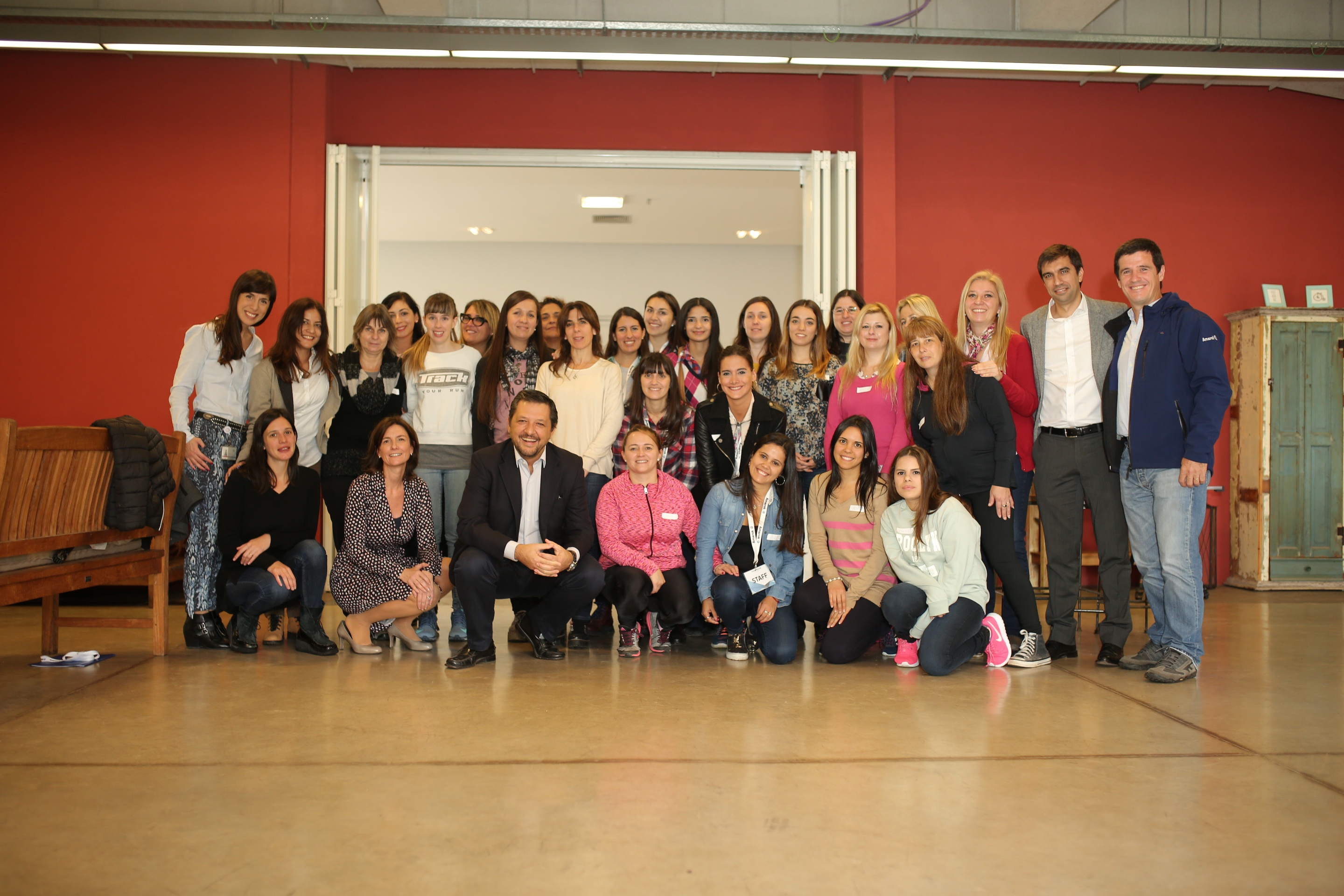 A. Stelzer y H. Vazquez junto al equipo del Programa de Diversidad y las ganadoras del Experto Amarok Especial Mujeres de Volkswagen Argentina.