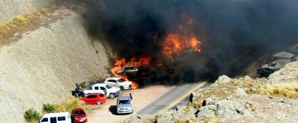 Los incendios se produjeron en dos tramos, mientras los dueños de los vehículos presenciaban el Rally en otros lugares | Foto: lavoz.com.ar