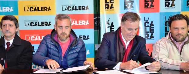 Tillard, junto al intendente de La Calera, suscribe el acuerdo para financiar las conexiones domiciliarias | Foto: Bancor 