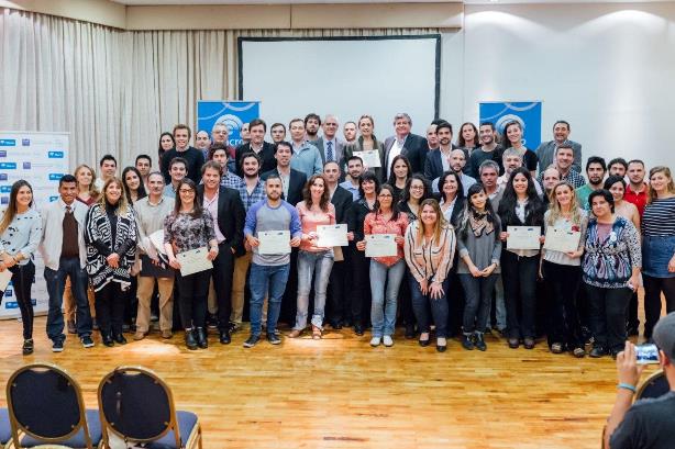 Los 37 proyectos finalistas de NAVES Córdoba 2017 junto a autoridades de MACRO y IAE | Foto: Banco Macro.