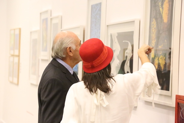 Asistentes a la muestra contemplan las obras de Grossman | Foto: Horacio RATA LIENDO.