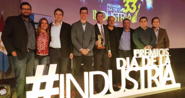 El equipo de Vates en los premios Día de la Industria | Foto: fanpage de Vates.