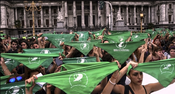 Mujeres realizaron un "pañuelazo" frente al Congreso exigiendo una nueva ley de aborto | Foto publicada por Ámbito.