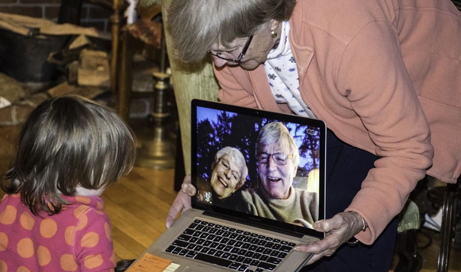 Varios adultos mayores usan la tecnología para comunicarse con familiares | Imagen publicada por benralexander en Pixaby.com