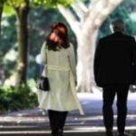 Cristina Fernández de Kirchner y Alberto Fernández caminando