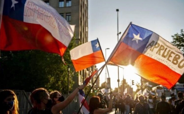 Banderas de Chile con la leyenda "APRUEBO nueva Constitución" |Foto: publicada por Política Argentina. 