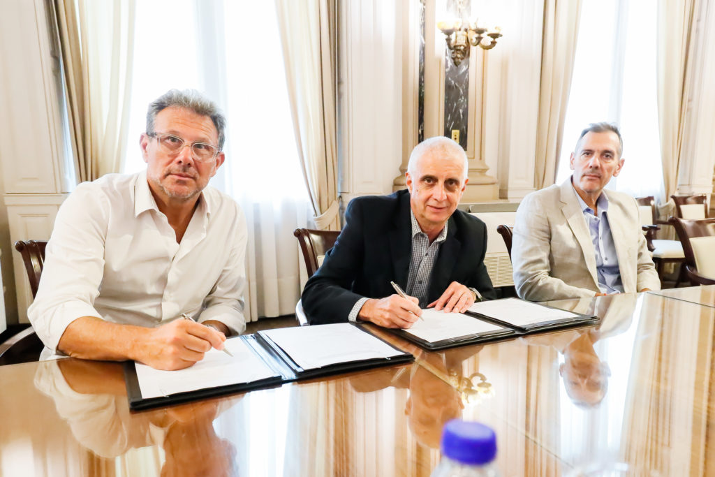 Autoridades de GNI y de Bancor firman el acuerdo. Foto: prensa Bancor.