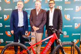 Sebastián y Diego Parra, junto a Daniel Tillard, en el acuerdo para bicis y monopatines | Foto: Bancor.