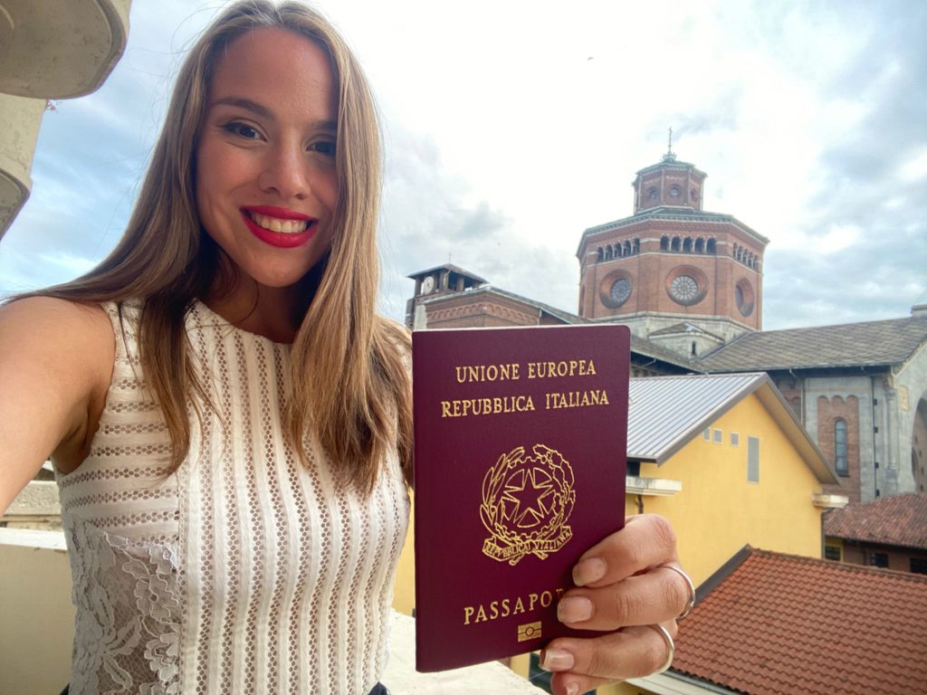 Ciudadanía Italiana - Nicole Turello muestra el anhelado Passaporto (pasaporte italiano).