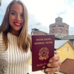 Nicole-Turello-muestra-el-pasaporte-italiano