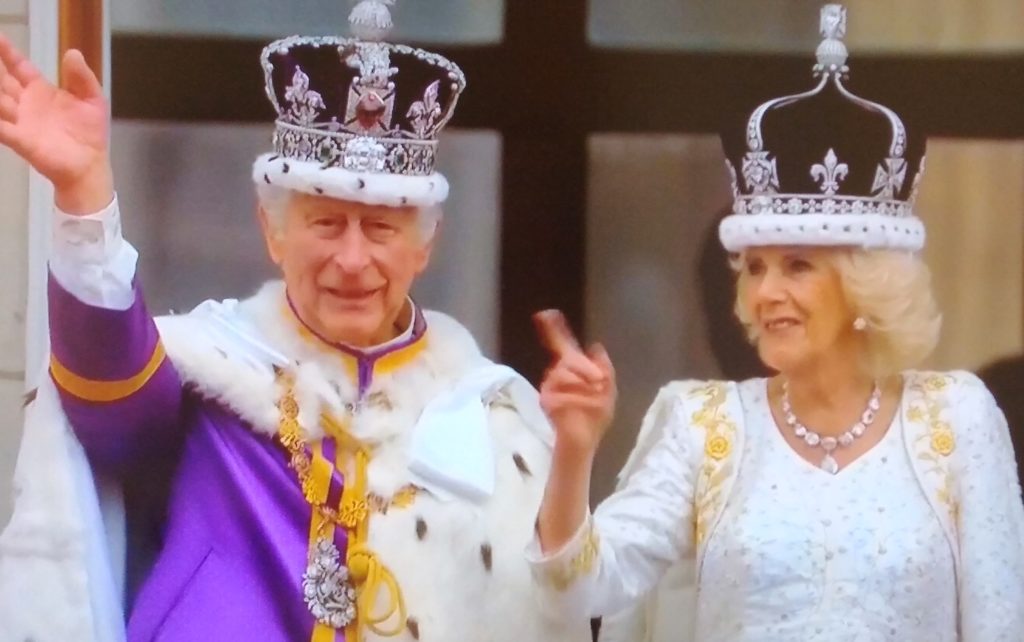 Los reyes Carlos III y Camila saludan desde el balcón del palacio de Buckingham.