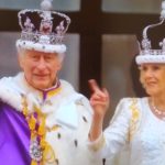 Rey-Carlos-III-y-Reina-Camila-saludan-desde-el-balcon-del-palacio-de-Buckingham